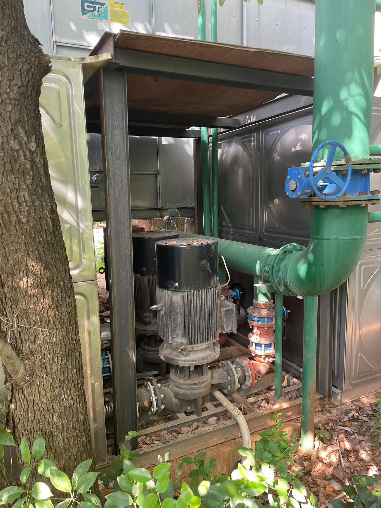 圖1-3冷卻塔附屬電機現場照片 圖1-3冷卻塔附屬電機現場照片